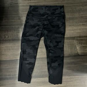 Lululemon Women Wunder Under Crop Black Camo Size 10